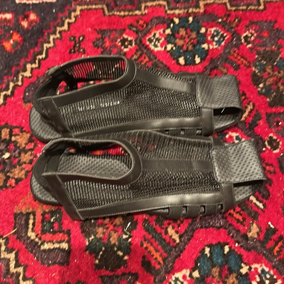 Like new men’s sandals from Brazil. Size 8 - Picture 2 of 4